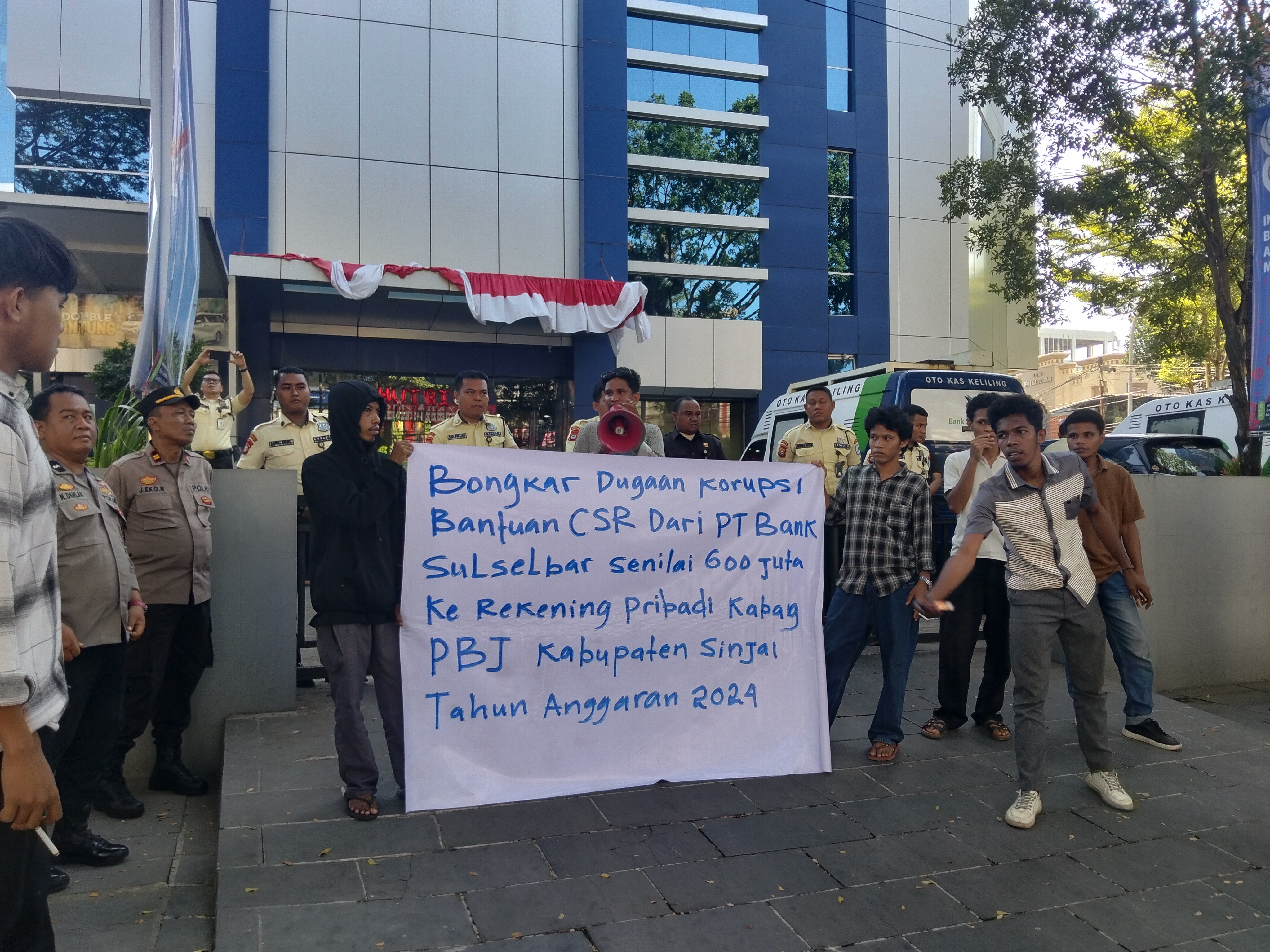 Koalisi Lintas Mahasiswa Kepung Bank Sulselbar, Soroti Dugaan Korupsi Dana CSR Rp. 600 Juta Kabupaten Sinjai